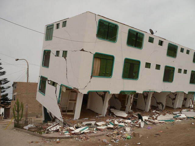 Vivienda completamente afectada tras el terremoto de Pisco. Foto: LaLupa. Vivienda completamente afectada tras el terremoto de Pisco. Foto: LaLupa.