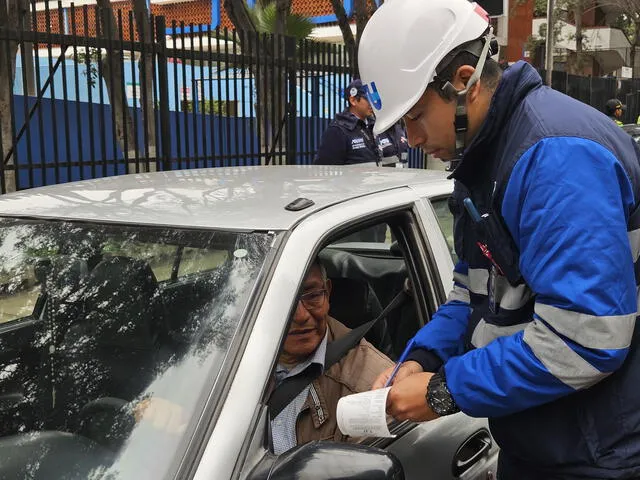  Conductores reciben multas por no cumplir con el pintando color amarillo de sus vehículos. Foto: Silvana Quiñonez/ La República.   