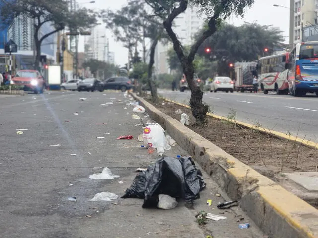 Tránsito reabierto, pero calles sucias al término del evento por Fiestas Patrias. Foto: Marcia Chahua   