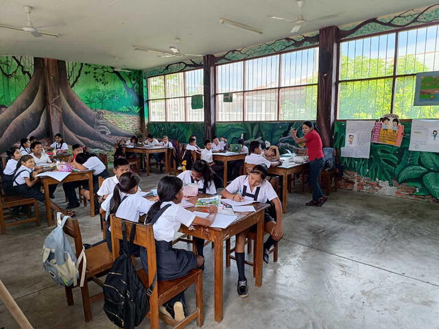 Alumnos de la Isla Santa Rosa reciben clases en colegio República del Perú. Foto: Minedu.   