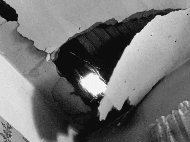  La roca proveniente del espacio rompió el techo de la vivienda en Alabama. Foto: Museo de Alabama   