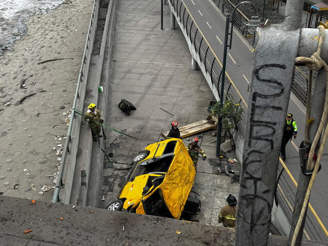 Cae auto del puente Abancay en Cercado de Lima