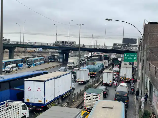 Vehículos varados en la Vía Evitamiento con sentido al norte. Foto: LR Vehículos varados en la Vía Evitamiento con sentido al norte. Foto: LR