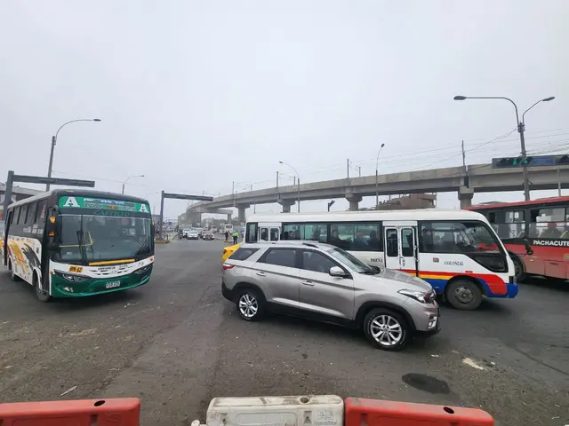 Desde las 10 a.m. se cerró la avenida Grau para las obras de la Vía Expresa. Foto: Kevinn García.   