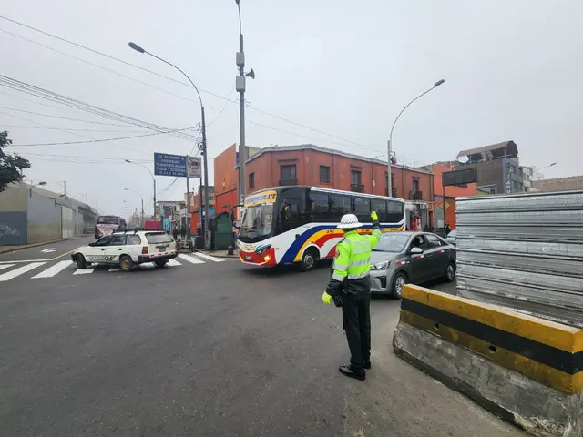 Policías de tránsito desviando el flujo vehicular ante el cierre de la av. Grau. Foto: Kevinn García   