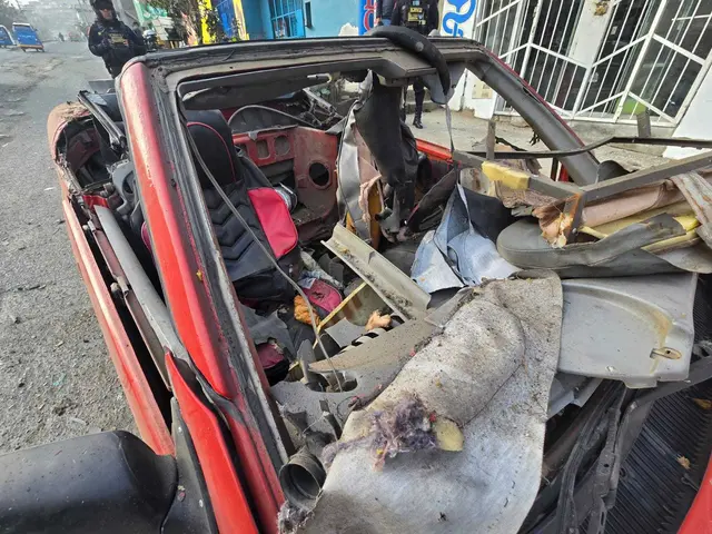  Auto de regidor de Carabayllo quedó destrozado luego del atentado frente a su casa. Foto: Francisco Erazo / La República   