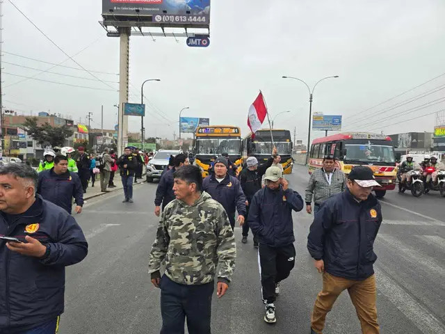 Transportistas se movilizan por la Panamericana Norte. Foto: Kevin García / La República    