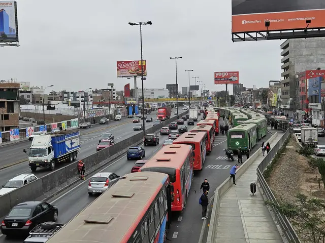 Buses del Rápido se movilizan en Caravana hacia el Centro de Lima   