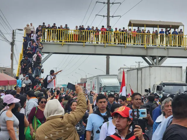 En Lima fue recibido por simpatizantes quienes respaldaban su marcha de sacrificio. Foto: Elvis Cairo y Kevin García / La República En Lima fue recibido por simpatizantes quienes respaldaban su marcha de sacrificio. Foto: Elvis Cairo y Kevin García / La República