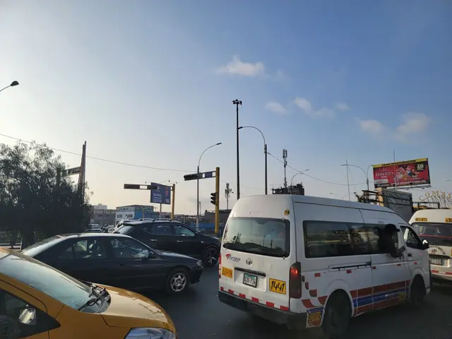 El tráfico se incrementa debido a la falta de señalización. El tráfico se incrementa debido a la falta de señalización.