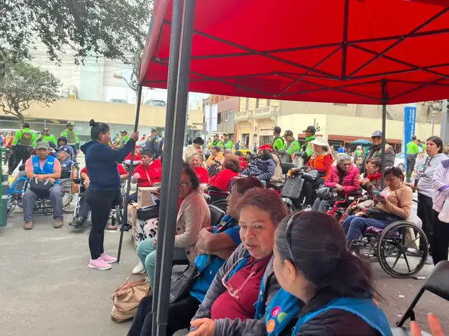 Se reúnen frente al MIMP.   