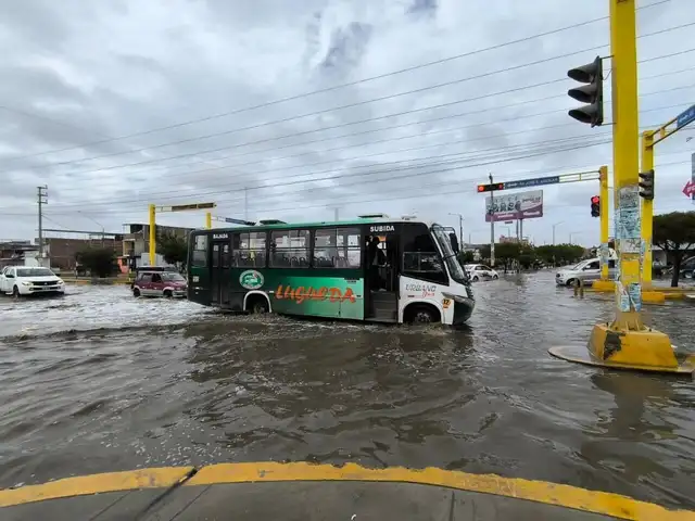  Diversas partes de Piura amanecieron inundadas. Foto: Almendra Ruesta / La República.   