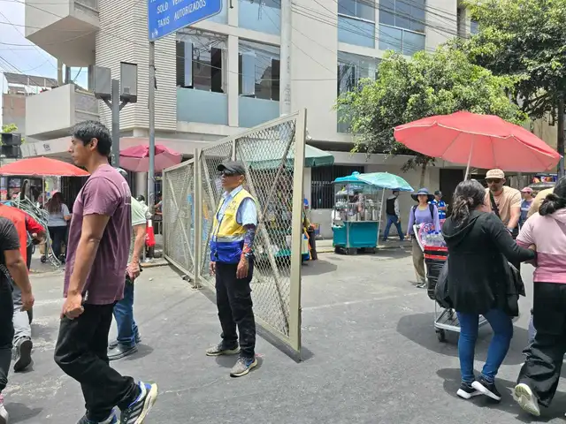 Rejas puestas por la MML se mantienen abiertas en el día. Foto: Mabel Alva   