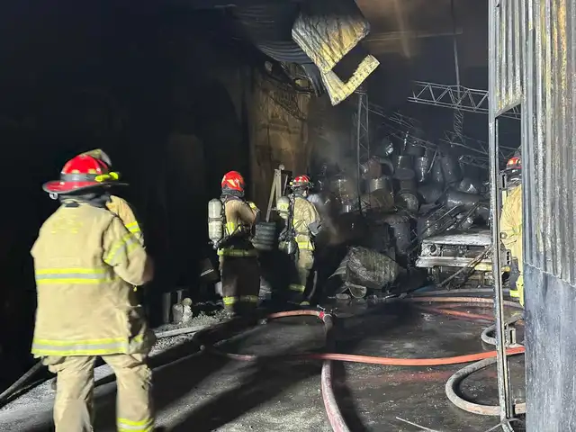  Bomberos atienen incendio de codigo 3 en SJL: reportan que no hubo cisternas de Sedapal. Foto: Francisco Erazo / La Republica    