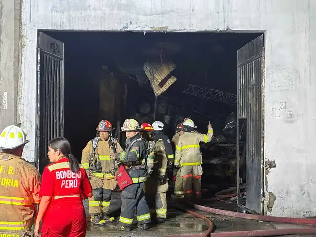  Incendio afectó 4 establecimiento, reportan Bomberos. Foto: Francisco Erazo / La Republica   