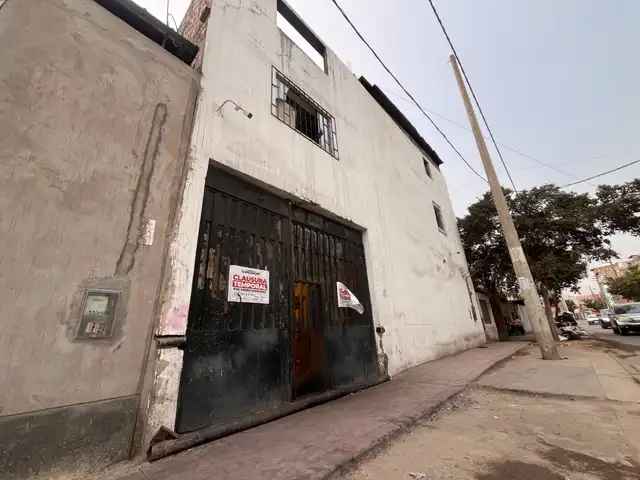 La fábrica donde se originó el incendio fue clausurada de forma temporal. Foto: Melissa Landa / LR.   