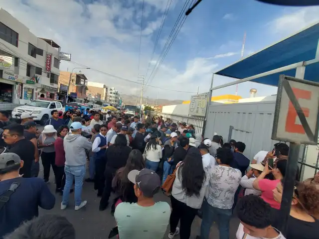 Los familiares de las víctimas se reunieron fuera del nosocomio y exigieron justicia. Foto: Mirelia Quispe / La República.    