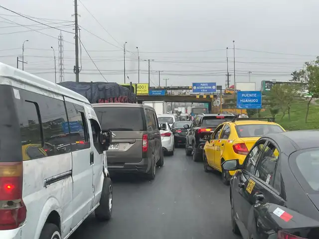 Intenso tráfico en Vía Evitamiento. Foto: Deyna Cornejo / La República. Intenso tráfico en Vía Evitamiento. Foto: Deyna Cornejo / La República.