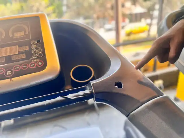  Desde que empezó a recibir amenazas, su gimnasio ha sido baleado al menos dos veces. Foto: Marcia Chahua / La República.   