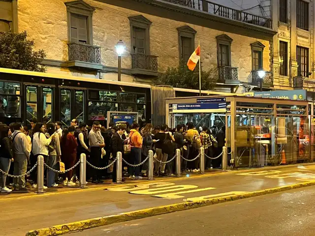 Se reportan largas colas afuera de las estaciones por retrasos en el Metropolitano. Foto: Jhonathan Sanchez Se reportan largas colas afuera de las estaciones por retrasos en el Metropolitano. Foto: Jhonathan Sanchez