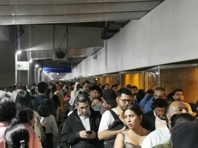 Largas colas en Estacion Central del Metropolitano. Foto: Isabel Nomberto Largas colas en Estacion Central del Metropolitano. Foto: Isabel Nomberto