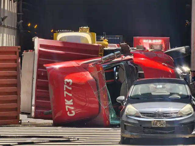 Accidente de tránsito en la avenida Néstor Gambetta. Créditos: Melissa Landa / La República Accidente de tránsito en la avenida Néstor Gambetta. Créditos: Melissa Landa / La República