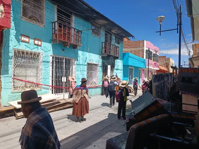 Denuncian que la dueña del local sacó sus muebles y no se percató de la presencia de los estudiantes. Foto: Liubomir Fernández / La República.   