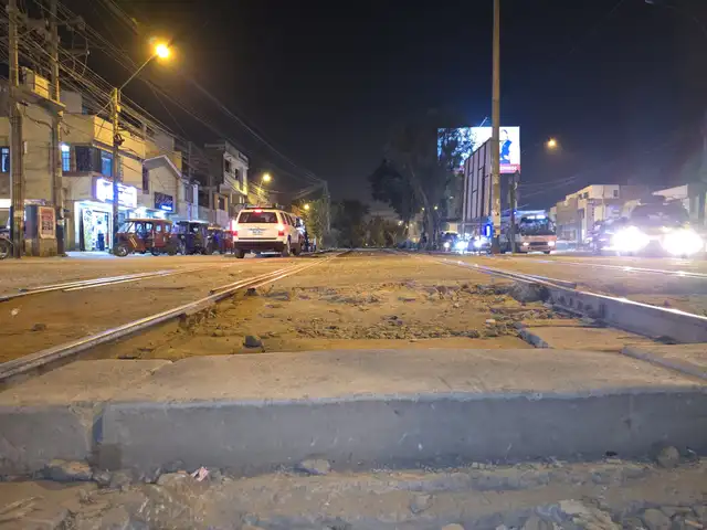 En Chaclacayo, las pistas desfaltadas invaden los rieles del tren, asi los vehículos de transporte público y privado ante la falta de señalización. Foto: Sebastián Blanco/La República En Chaclacayo, las pistas desfaltadas invaden los rieles del tren, asi los vehículos de transporte público y privado ante la falta de señalización. Foto: Sebastián Blanco/La República
