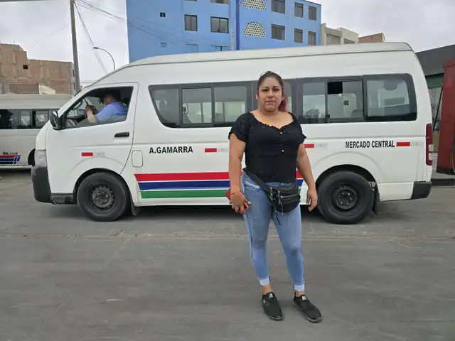 María Onella trabaja como cobradora de combi desde que terminó la pandemia, antes trabajaba en su salón de cosmetología. Foto: Mabel Huerta. María Onella trabaja como cobradora de combi desde que terminó la pandemia, antes trabajaba en su salón de cosmetología. Foto: Mabel Huerta.