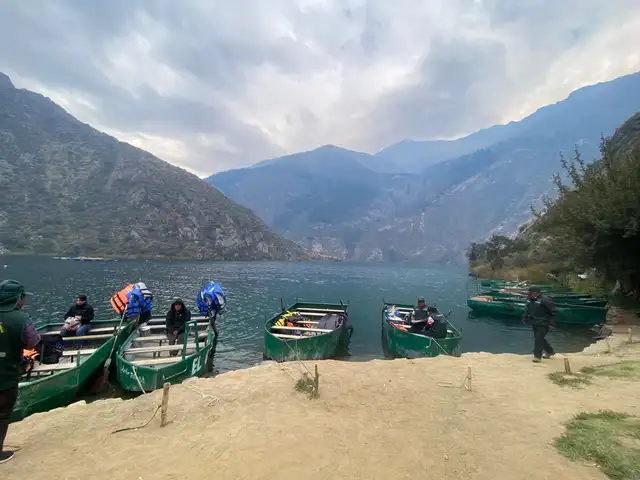 Botes a la orilla de la laguna Huallhua. Foto: LR Botes a la orilla de la laguna Huallhua. Foto: LR