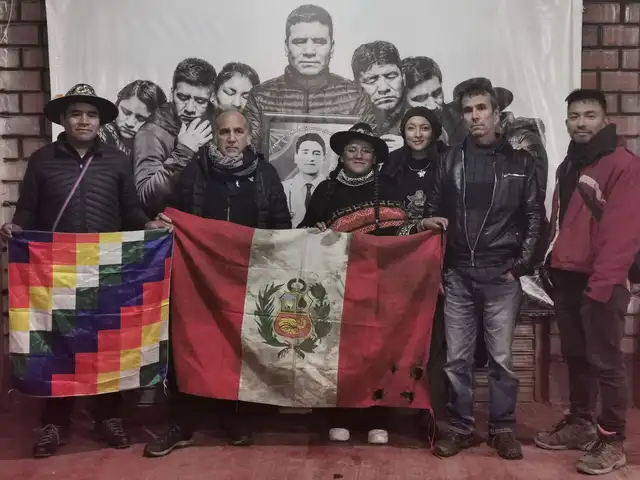  Javier Corcuera con los Familiares de las víctimas y parte del equipo de la película. Crédito: Amaru Villavicencio.    