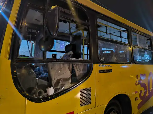 La onda expansiva de la explosión rompió las lunas del bus de 'La 50' y dejó a pasajera herida. Foto: La República   