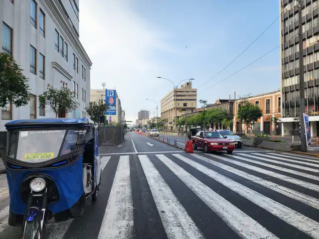  La avenida Abancay lució casi vacía, diferente al panorama habitual de congestión por unidades del transporte público. Foto: Mabel Alva / La República.   