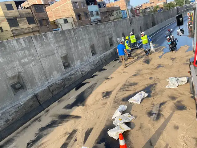  Unidades de emergencia colocan arena en la pista de la vía afectada por el derrame de aceite. Foto: Lima Expresa.   