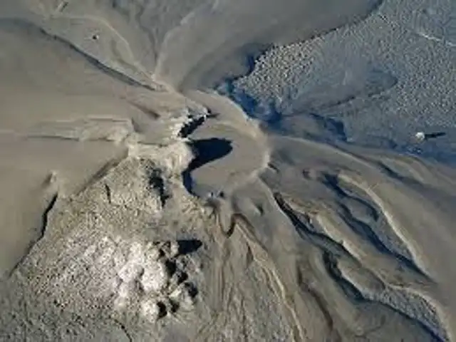  Este fenómeno de volcanismo de lodo resulta de la presión acumulada de fluidos y gases en la cuenca oriental de Venezuela. Foto: @EarthquakeChil1/X<br>    