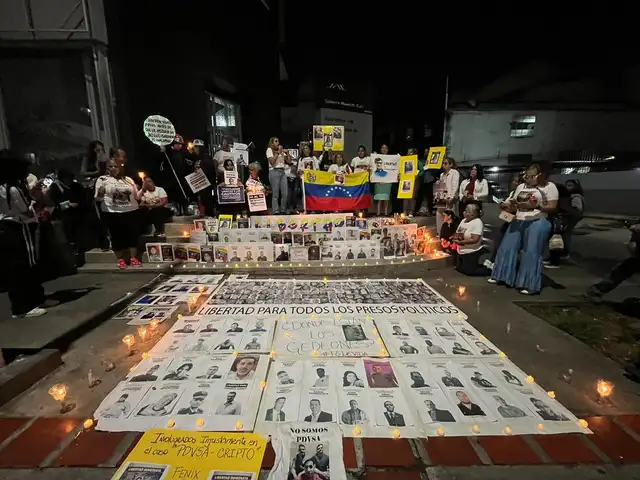Familiares de presos políticos protestan frente a El Helicoide, el centro de tortura más grande de Caracas. Foto: cortesía / Diego Casanova
