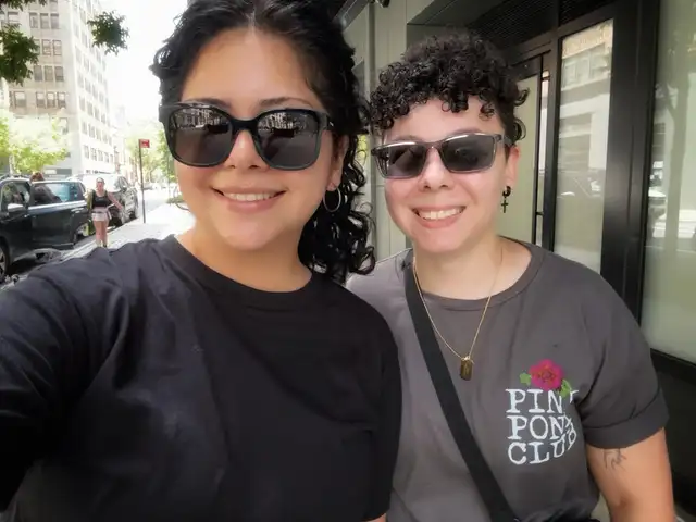  Xiomara Suárez (derecha) y Grazielli Chiosque (izquierda). La pareja se casó en California en 2025.    