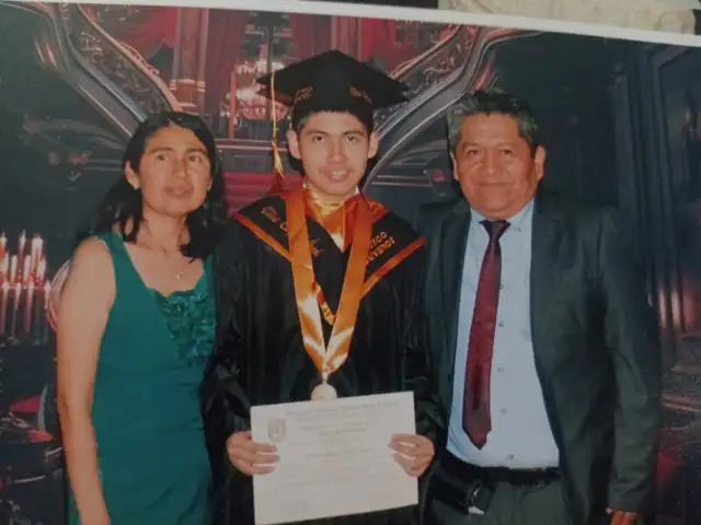 Ángel Vilca Caqui junto a su padre y a su madre, Sharon Caqui Viamonte, profesora de inglés y francés. Ángel Vilca Caqui junto a su padre y a su madre, Sharon Caqui Viamonte, profesora de inglés y francés.