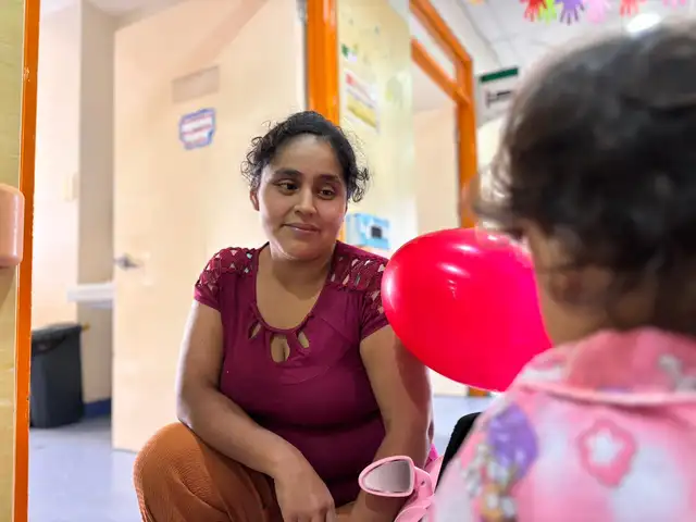 Aracely Moreto junto a su pequeña que nació con una malformación.