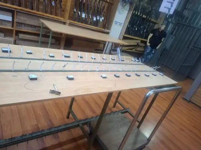 Fotografías muestran los espacios vacíos que dejaron los delincuentes tras el robo en la tienda de armas. Fotografías muestran los espacios vacíos que dejaron los delincuentes tras el robo en la tienda de armas.