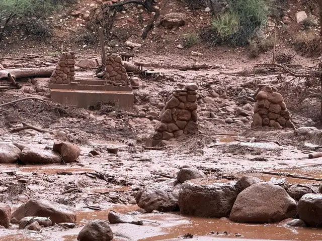 Los equipos de emergencia continúan buscando a unas 15 personas que permanecen desaparecidas en el Gran Cañon Los equipos de emergencia continúan buscando a unas 15 personas que permanecen desaparecidas en el Gran Cañon