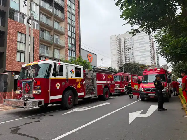 Unidades de bomberos llegan al lugar de la emergencia