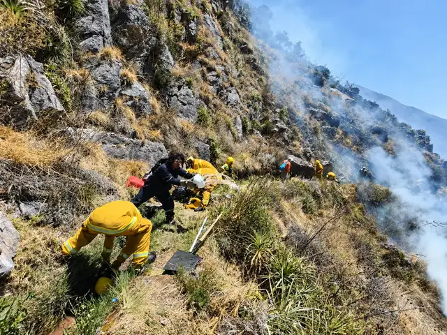 Despliegue de helicópteros y brigadistas para combatir incendio en Cusco