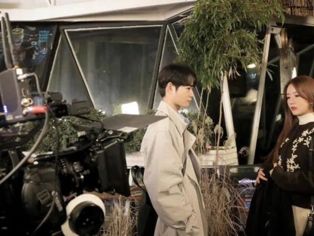 Lee Se Jin y Bomi del grupo K-pop Apink en las grabaciones del dorama Oppa Will Date Instead.