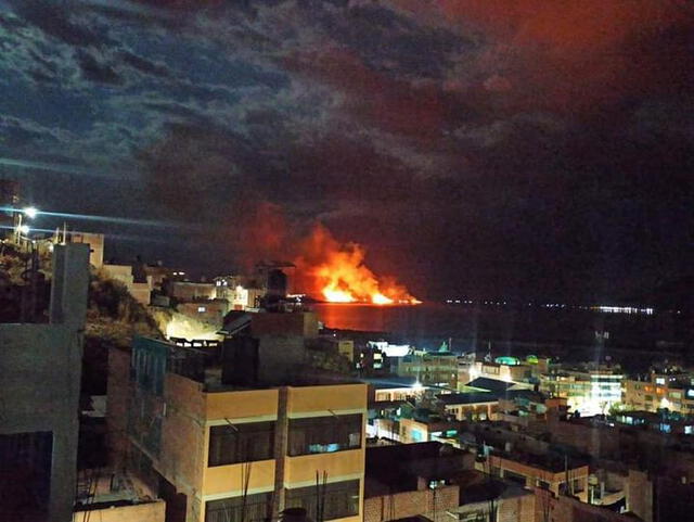 Puno incendio de grandes proporciones afecta la isla de los Uros  Bomberos. Foto: La Gran Sala de Noticias/Facebook