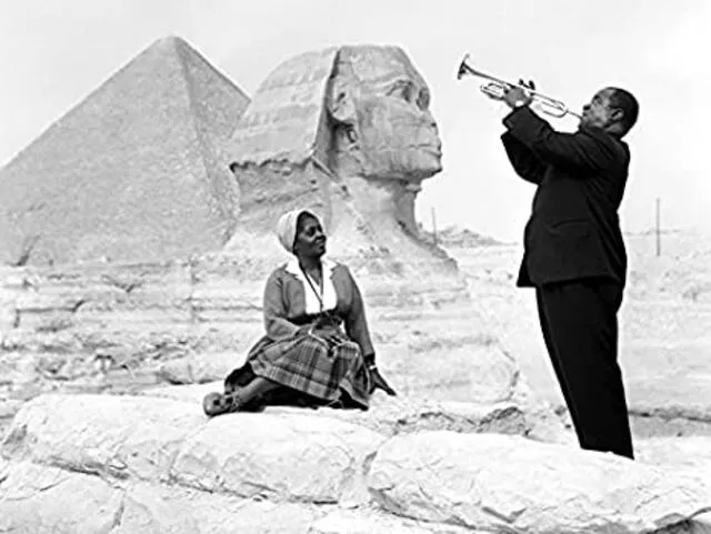 Louis Armstrong y su esposa frente a la esfinge. Foto: AP