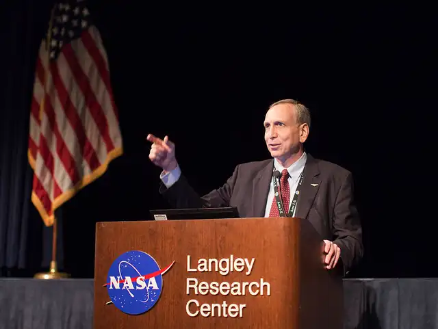 Steve Jurczyk asumió el cargo de jefe de la NASA el 20 de enero de 2021. Comenzó su carrera en dicha agencia en 1988 como ingeniero de diseño | Foto: NASA Steve Jurczyk asumió el cargo de jefe de la NASA el 20 de enero de 2021. Comenzó su carrera en dicha agencia en 1988 como ingeniero de diseño | Foto: NASA