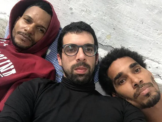 El periodista y escritor cubano Carlos Manuel Álvarez (c), junto a Maykel Castillo (i) y Luis Manuel Otero Alcántara (d), cinco de los opositores en huelga de hambre para protestar contra el encarcelamiento de un músico disidente local. Foto: EFE
