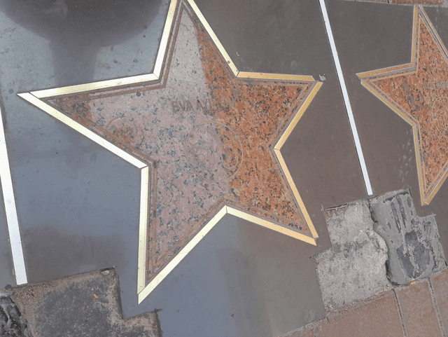No quedan rastros de las huellas impregnadas por Eva Ayllón en el boulevard del criollismo, aunque su estrella se conserva casi intacta. Foto: La República   