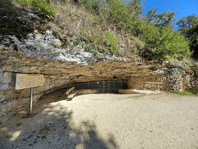  Entrada a las cuevas de Arcy-sur-Cure, en Borgoña, Francia. Foto: La Bourgogne   